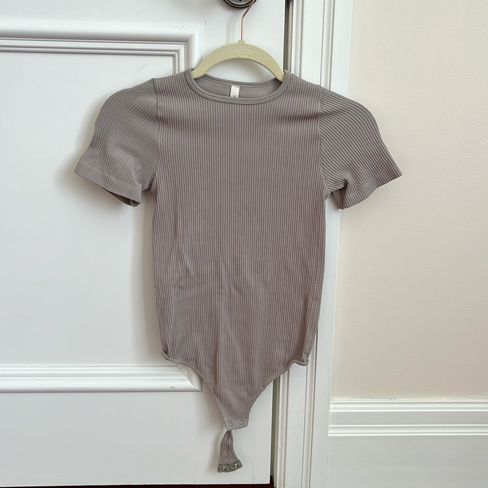Aritzia Babaton sculpt bodysuit M